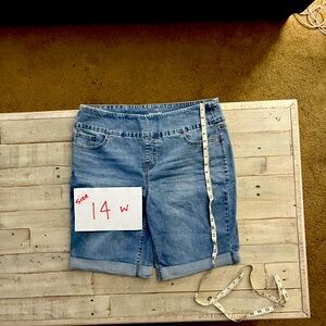 Plus size women’s short size 14 W